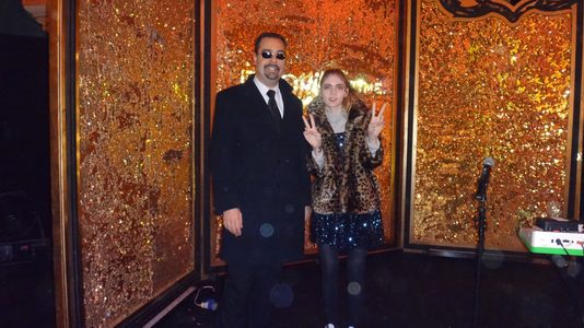  שחקן אנדריי דה! עם ארוסתו של אילון מאסק, קלייר בוצ'ר 'גריימס' (מוזיקאית)